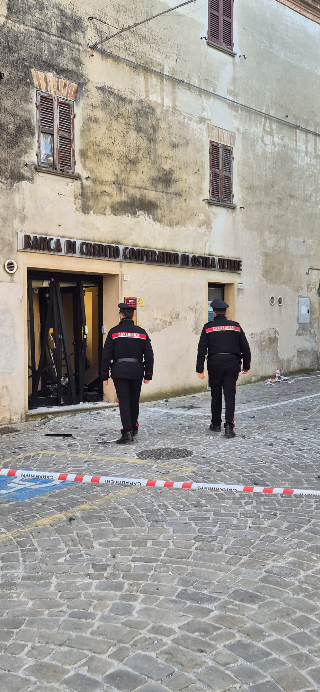 Fanno esplodere sportello bancomat nell’anconetano: ladri in